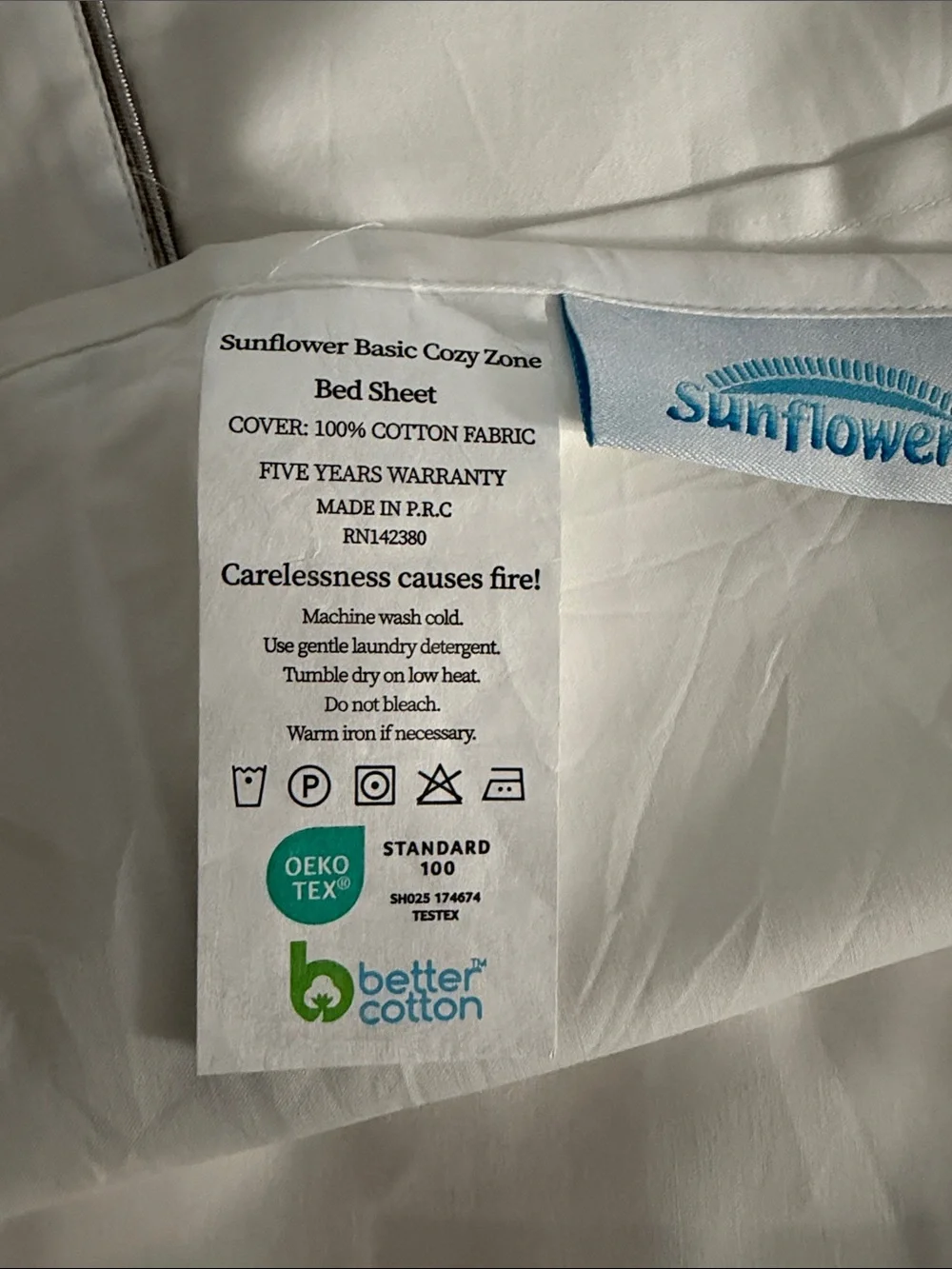 2 flat queen sheets. Never used.